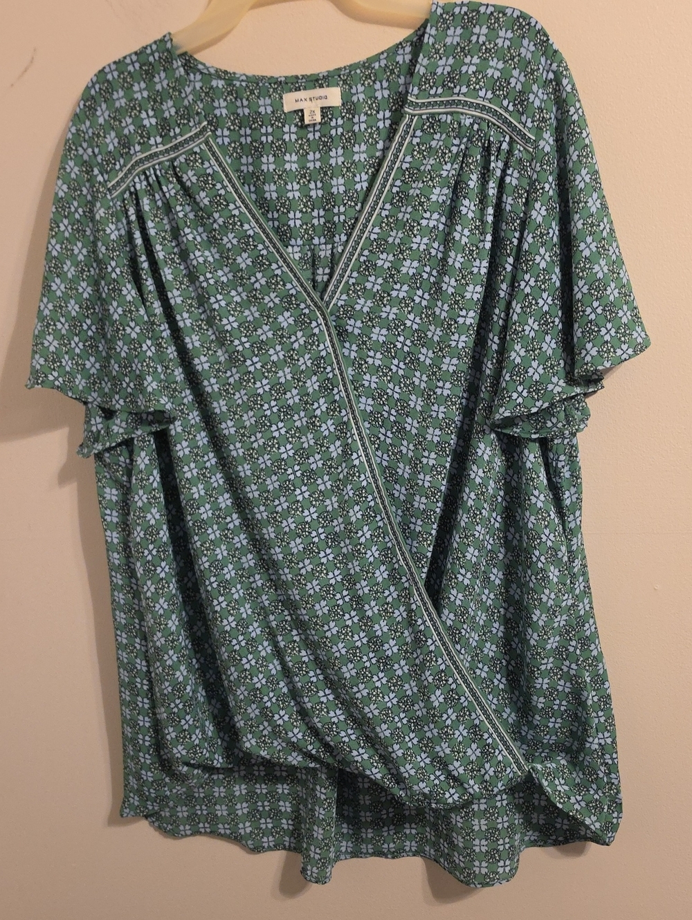 Max Studio Green V Neck Flutter Sleeve Higg Low Blouse. In EUC - Picture 2 of 8